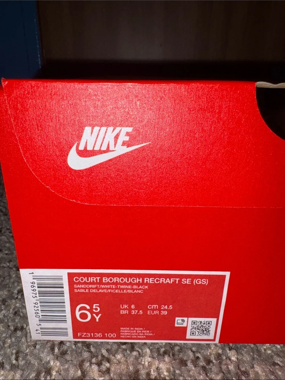 Nike Low-Top Sneakers in Beige and White with Gold Accents - Picture 4 of 4